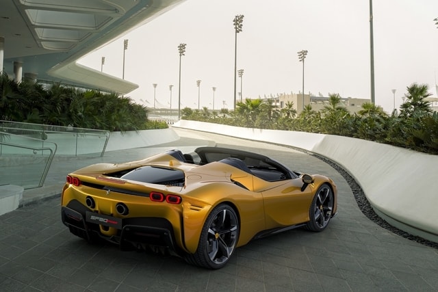 langsung dapat respect dari tongkrongan kalau datang ke sana pakai Ferrari SF90 Stradale yang atapnya kebuka!